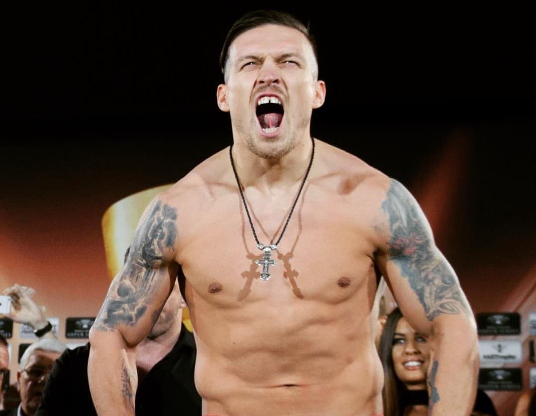 Александр Усик нокаутировал Чэза Уизерспуна в дебютном бою в супертяжёлом весе