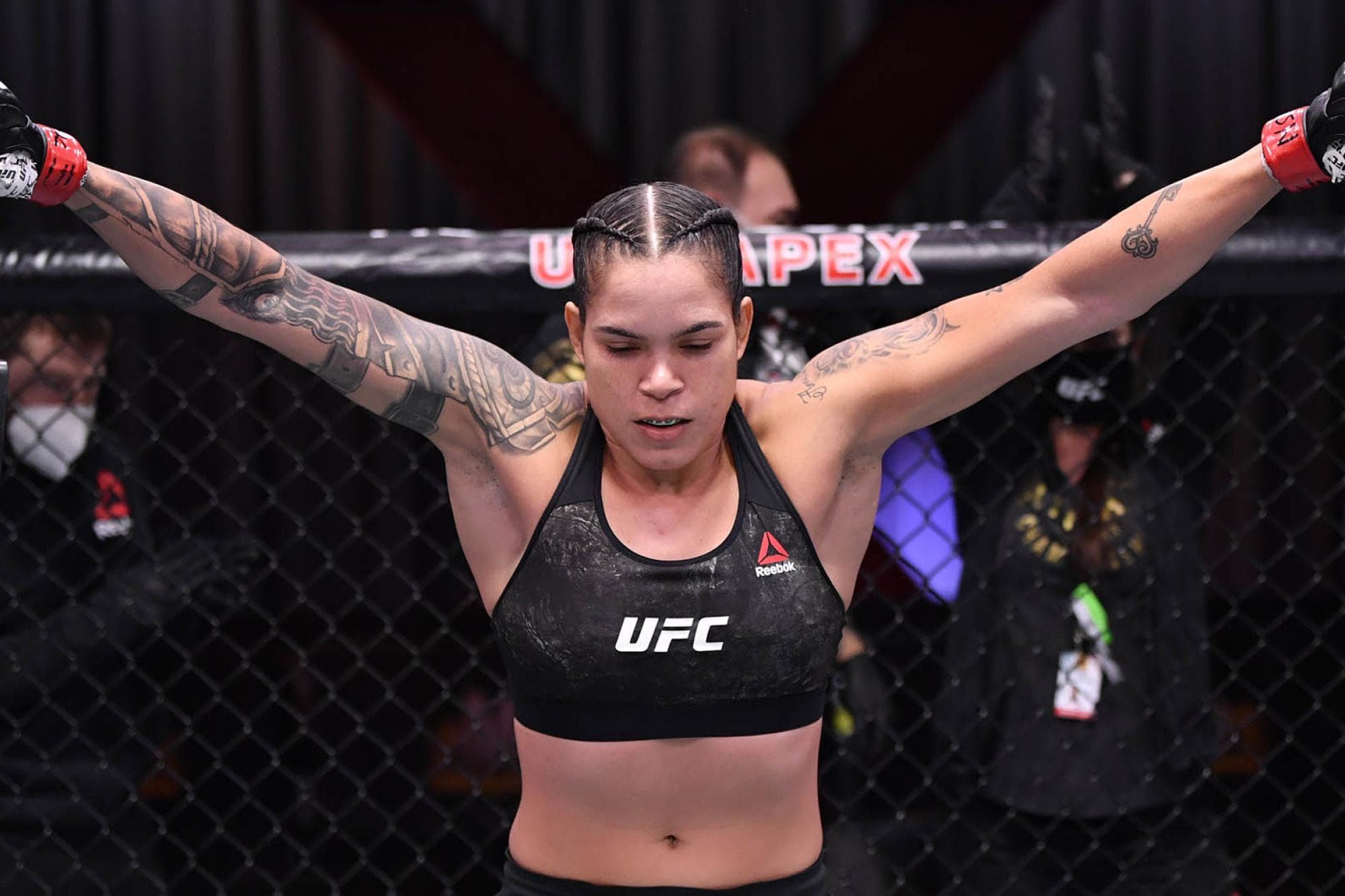 Нуньес защитила титул чемпионки UFC