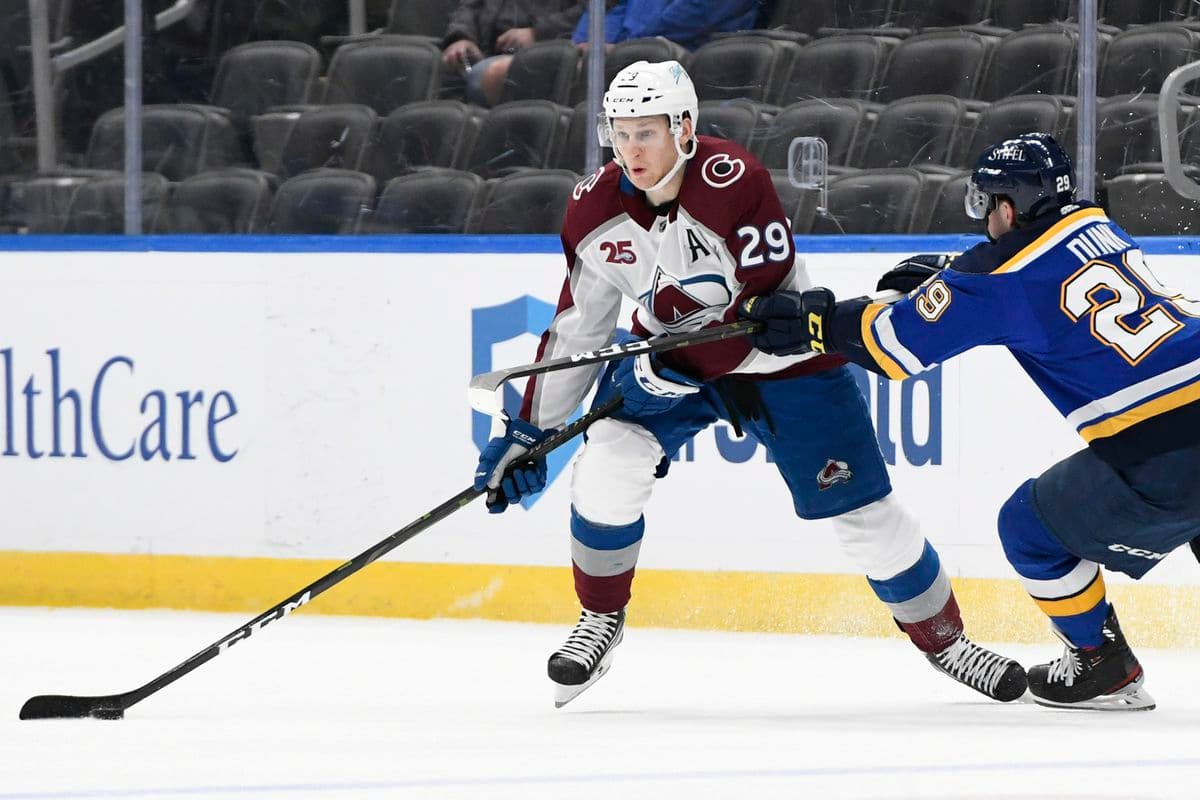 «Колорадо» обыграл «Сент-Луис» и вышел в плей-офф НХЛ