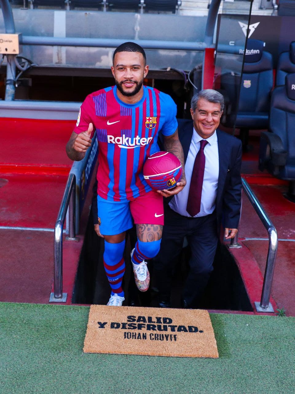 «Барселона» презентовала Мемфиса Депая