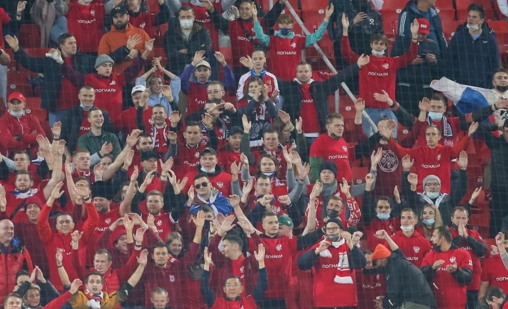 Болельщик сборной России: шли без цветов сборной, в темноте на одной из улиц на нас со спины напали местные