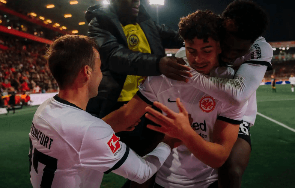 «Айнтрахт» победит «Аугсбург» в 13-м туре Бундеслиги 3 декабря