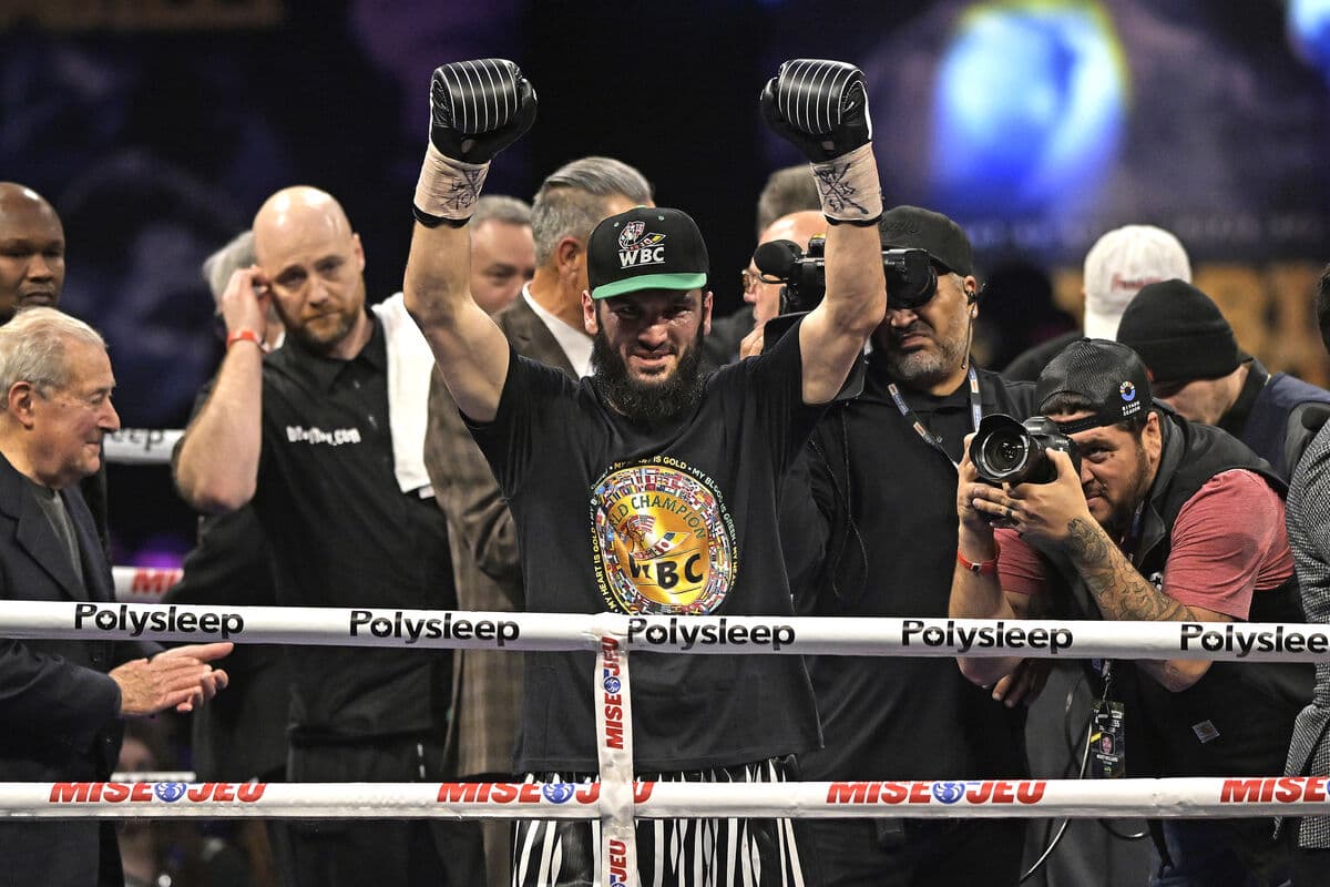 Тренер Бетербиева: травма ноги помешала Артуру в бою с Биволом, без нее он был бы в два раза сильнее