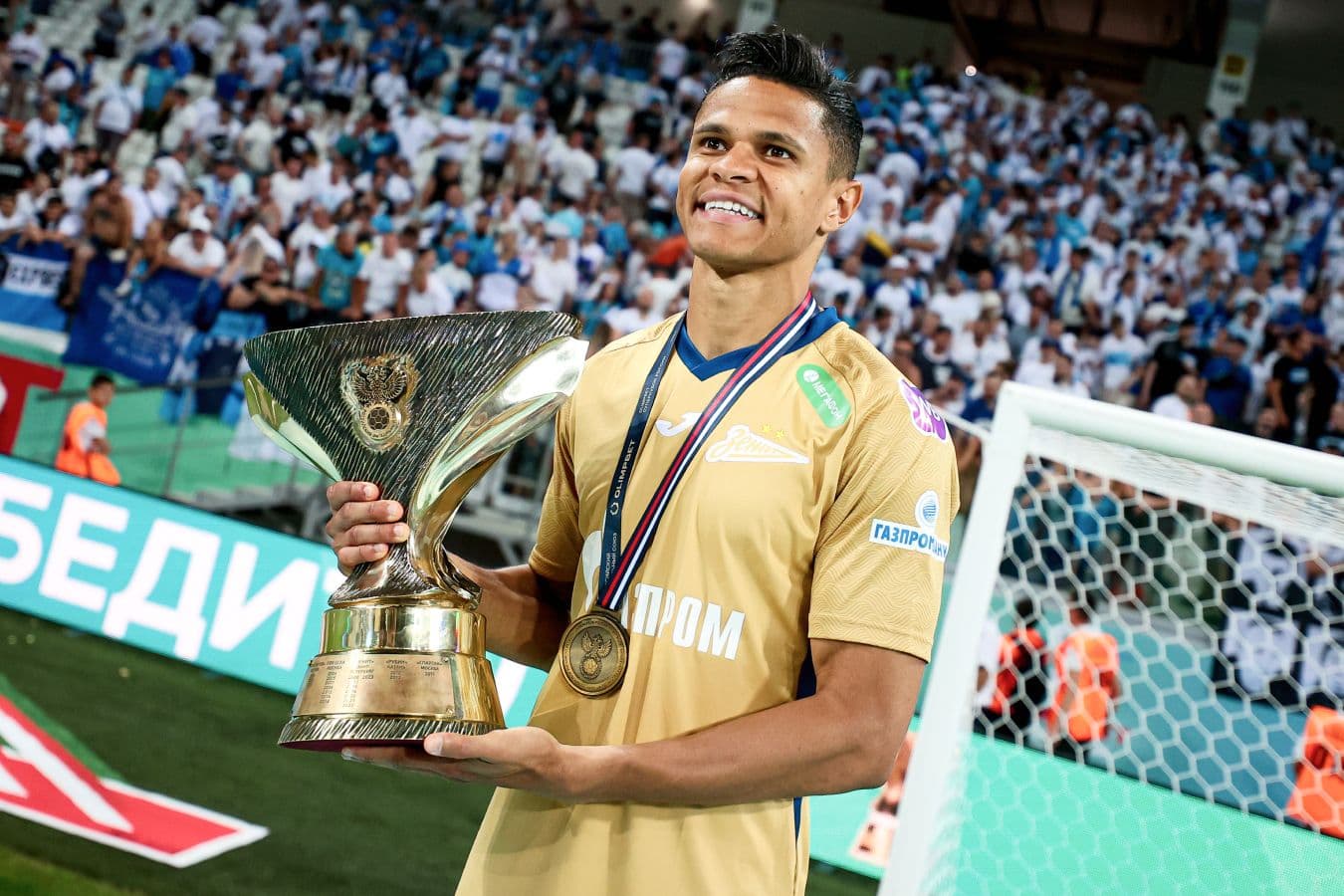 Сильянов: Дуглас Сантос - хороший футболист, конкуренция на флангах обороны в сборной России тяжелая