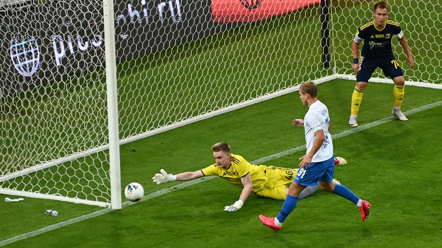 Экс-вратарь «Ростова» - о разгромном матче с «Сочи»: не пересматриваю игру со слезами на глазах