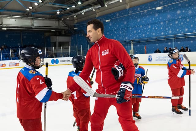 Роман Ротенберг с воспитанниками. Фото: ФХР