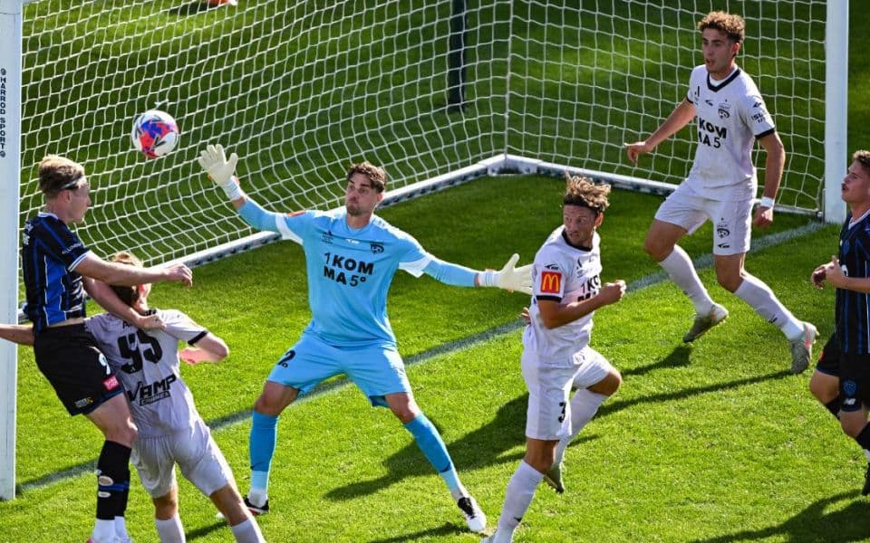 Окленд - Брисбен Роар