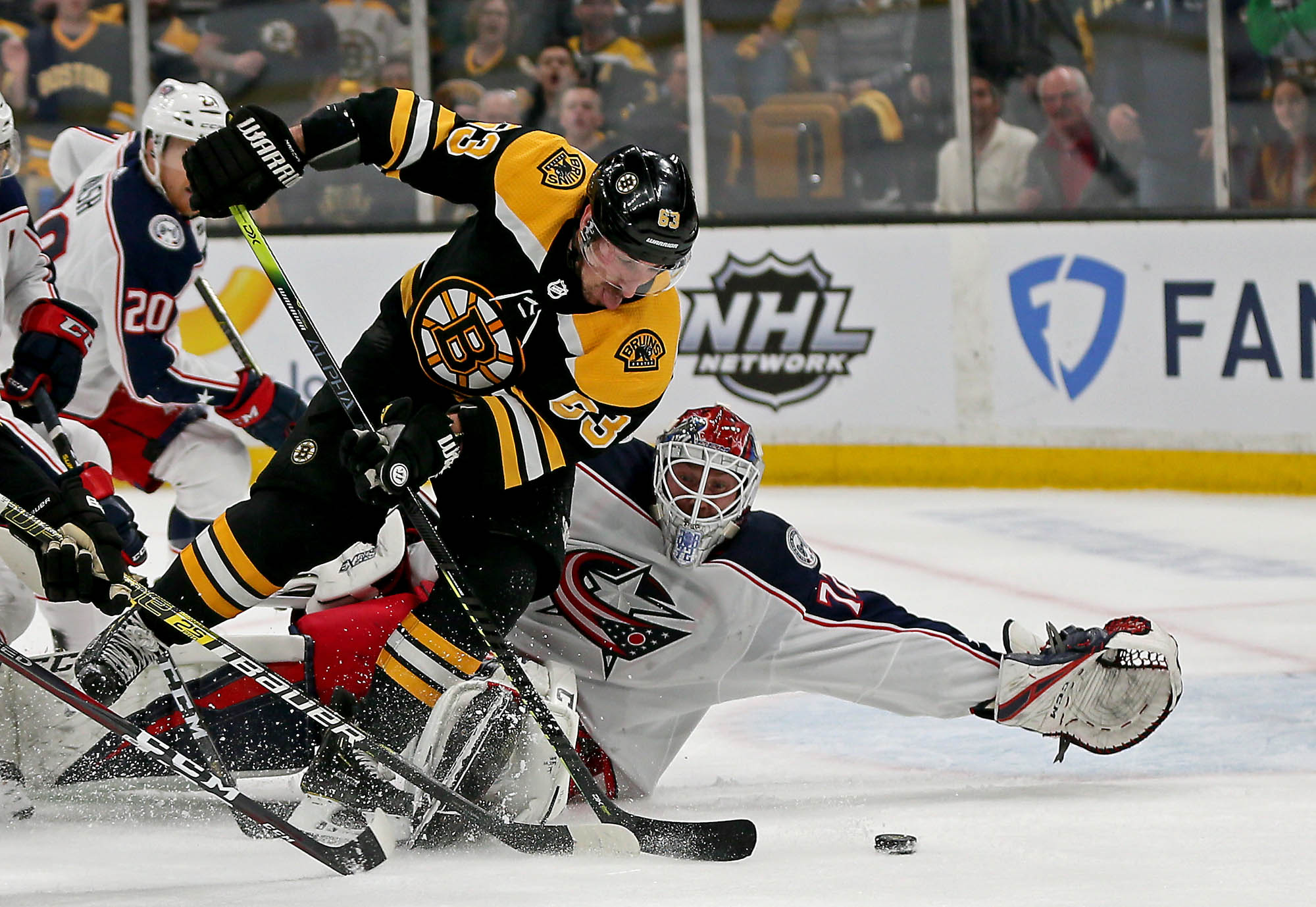 Сент луис коламбус прогноз на сегодня. Boston Bruins - Columbus Blue Jackets. Браинс хоккей. Бостон Браинс майка хоккей. Коламбус Бостон талисманы.