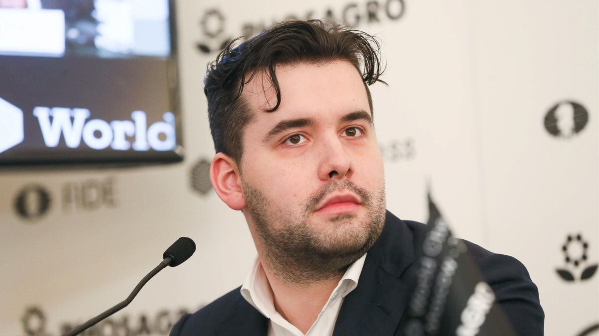 Ян Непомнящий черными сыграл вничью с Карсленом во второй партии матча за звание чемпиона мира