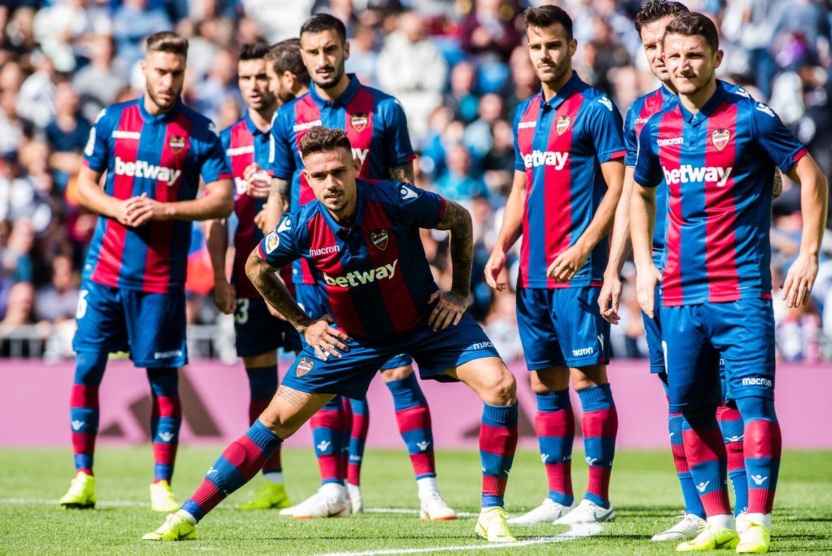 Футбольный клуб википедия. Levante FC. Levante футбольный клуб. ФК Леванте Испания. Стадион ФК Леванте.