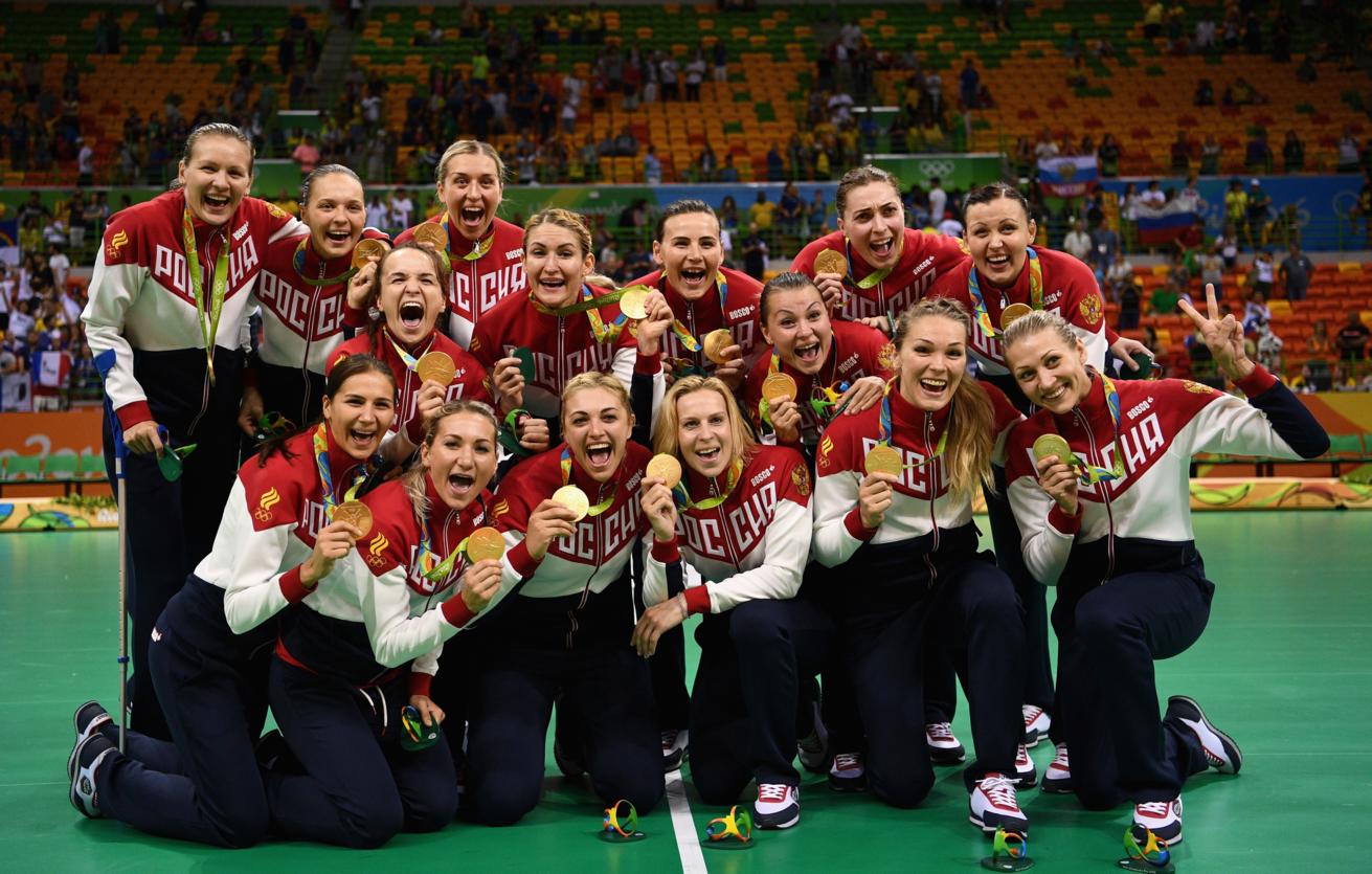 Женская сборная России с золотыми медалями ОИ-2016. Фото: David Ramos/ Getty Images